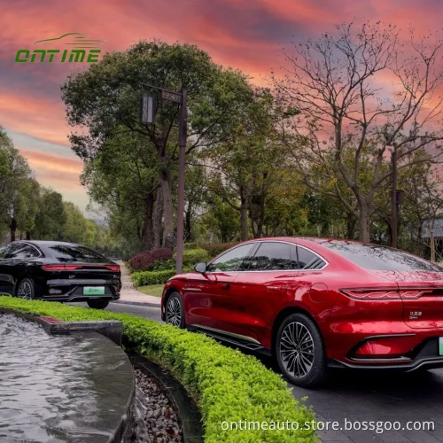Berlina per auto sul tempo Berlina a benzina ibrida elettrica ecologicamente ecologica e conveniente per l&#39;uso domestico